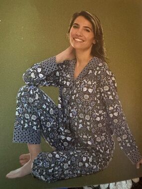 Vera  Bradley 2 piece Long-Sleeve notch collar and pants